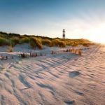 Strand mit Leuchtturm in Dänemark