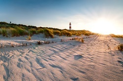 Strand mit Leuchtturm in Dänemark