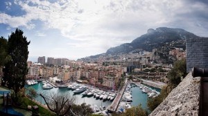 Die Cote d'Azur lockt mit azurblauem Meer und wunderschönen malerischen Dörfchen und Städten