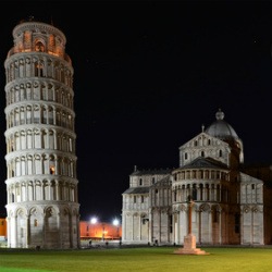 Schiefer Turm von Pisa bei Nacht