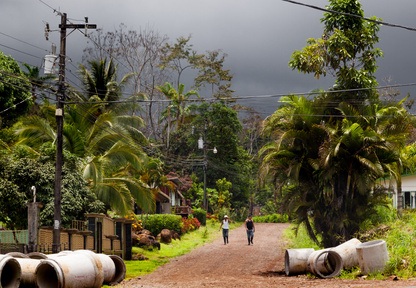 Straße durch Dorf in Costa Rica