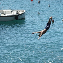 Mutiger Sprung von der Klippe in Manarola