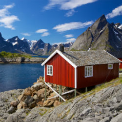 norwegisches Haus am See