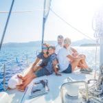 Familie auf einer Yacht