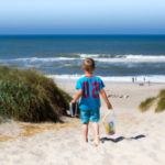 Junge geht zum Strand