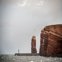 Die lange Anna vor Helgoland bei grauem Himmel