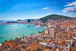 Totale der Stadt Dalmatia mit Blick auf den Hafen und die Küste