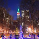 Die Straßen New Yorks bei Weihnachtsbeleuchtung