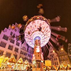 Kettenkarussel auf dem Weihnachtsmarkt in Rostock unter festlicher Beleuchtung