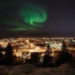 Panorama von Reykjavik bei Nacht mit Nordlichtern