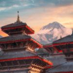 Tempel in Kathmandu vor einem großen Berg