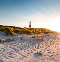 Bild von Strand auf Sylt, Leuchtturm im Hintergrund